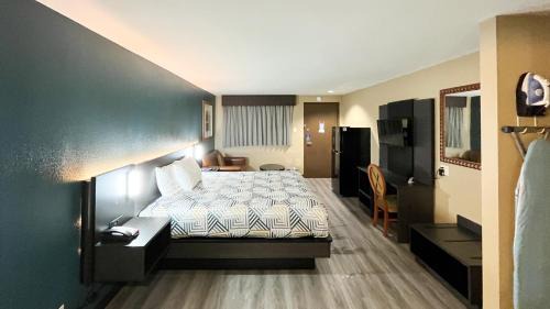 Deluxe King Room - Non-Smoking