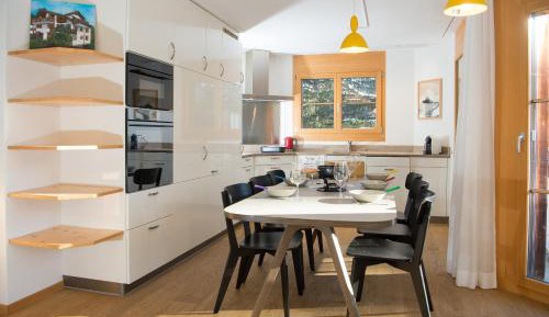 Apartment with Mountain View