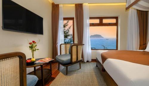 Superior King Room with Ocean View and Balcony
