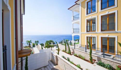 Three-Bedroom Apartment with Panoramic Sea View and Shared Pool