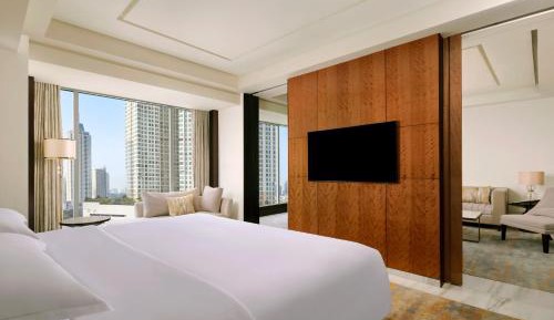 1 King Bed, Club Lounge Access, Large Suite"