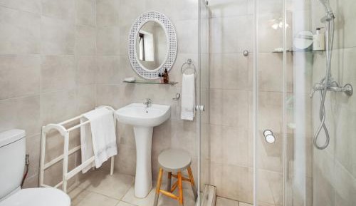 Twin Room with Private Bathroom