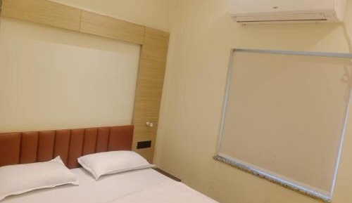 Deluxe Room (2 Adults + 1 Child)