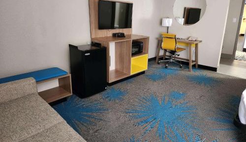 One-Bedroom King Suite - Non-Smoking