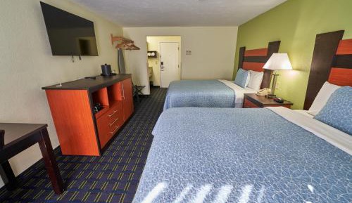  Queen Room with Two Queen Beds Courtyard/Pool View Smoke Free