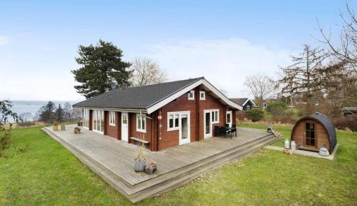 Three-Bedroom Holiday Home 