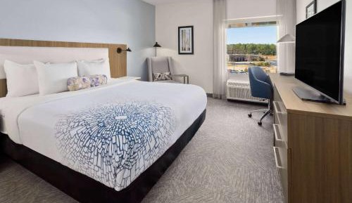 King Room with Tub with Grab Bars - Mobility and Hearing Impaired Access/Non-Smoking