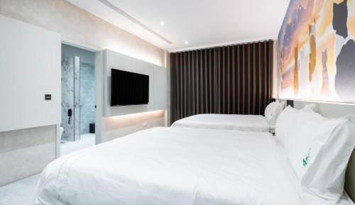 Quadruple Room with Private Bathroom