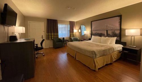 Deluxe King Room with Pool View - Non-Smoking