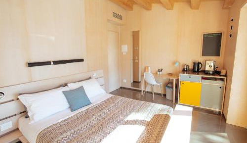 Deluxe Room (2 Adults + 1 Child)