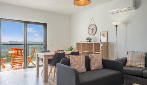 Apartment with Mountain View