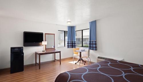 Deluxe King Room - Non-Smoking