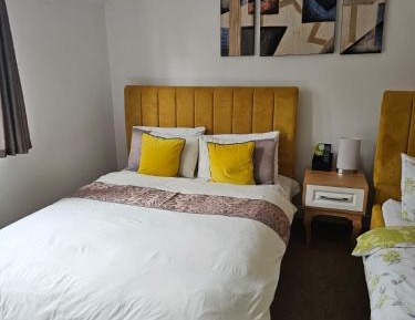  Family Room (2 Adults + 2 Children)