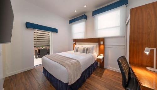 Queen Room with Roll-In Shower - Disability Access