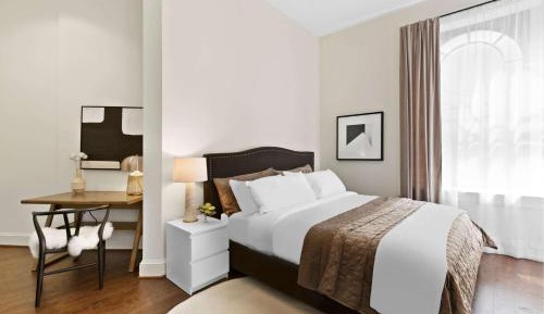 King Room with Roll-in Shower - Mobility Access/Non-Smoking