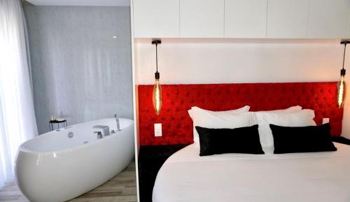 Deluxe Suite with Spa Bath