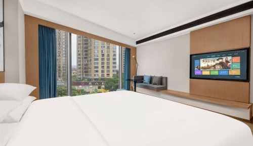 Superior King Room with City View