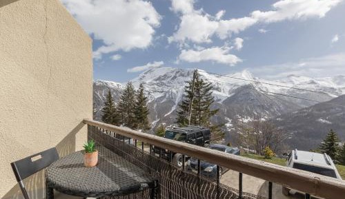 Studio with Mountain View