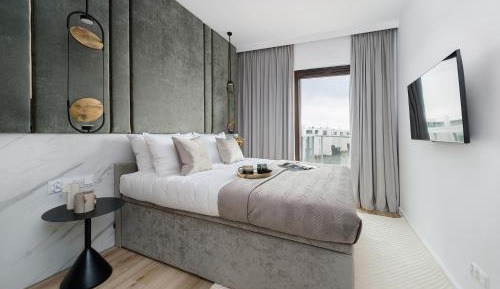 Deluxe One-Bedroom Apartment with terrace and marina view