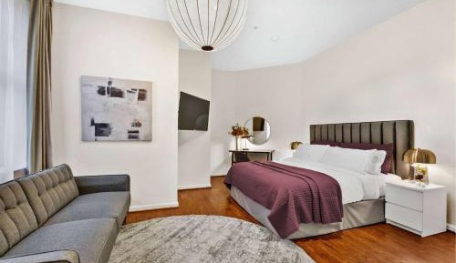 Deluxe King Room - Non-Smoking