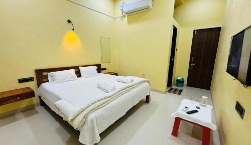 Deluxe Double Room (2 Adults + 1 Child)