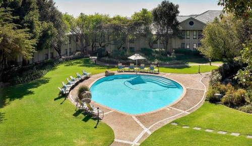 1 Bedroom Junior Suite, 1 Queen Bed, Pool and Garden View