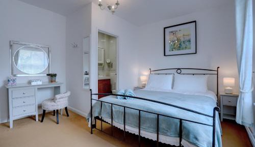 Deluxe Double Room with En-Suite Shower