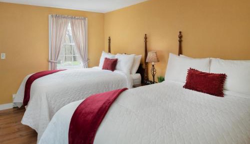 Two Queen Bed Room in Room in Main Inn or Salt Box