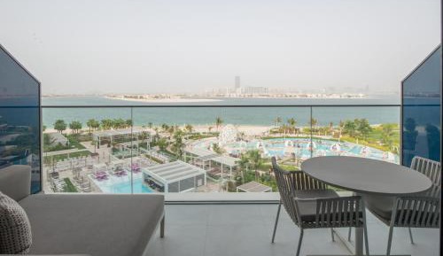 Spectacular Room, 1 King, Skyline view with Private Balcony - includes 3 hours of Free Flow of Selected Drinks at Ether Bar