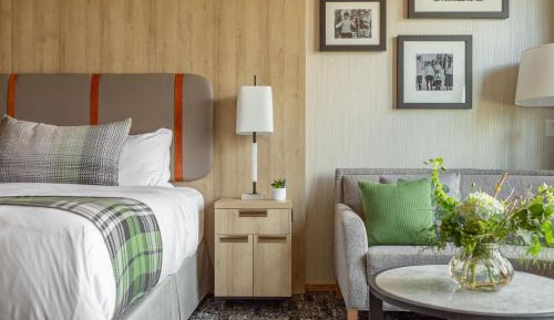 Deluxe Queen Suite