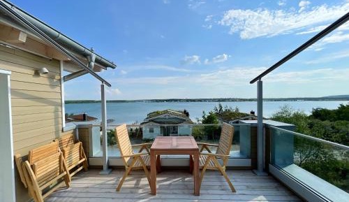 Apartment with Lake View