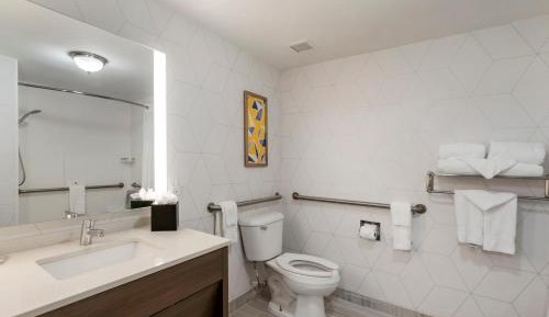 King Room with Disability Access Bathtub - Non-Smoking