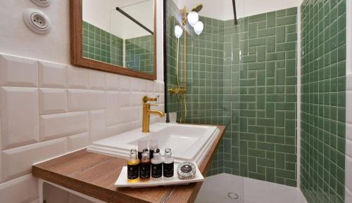 Deluxe Diamond Double room with double bed and shared kitchen