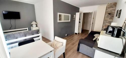 Studio with Mountain View