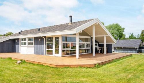 Three-Bedroom Holiday Home 
