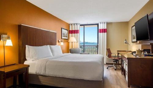 Guest room, 1 King, Bay view, Balcony