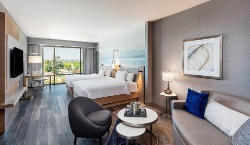 Larger Guest room, 2 Queen, Sofa bed  