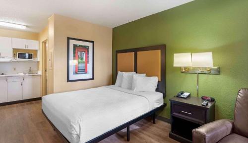 Queen studio with 1 Queen Bed - Disability Access/Non-Smoking