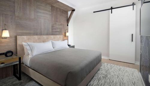 One-Bedroom King Suite with Roll-in Shower - Mobility Accessible