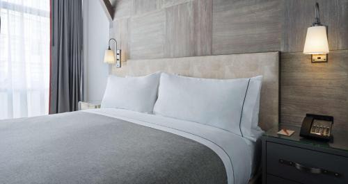 King Room with Roll-In Shower and Partial View - Mobility Access