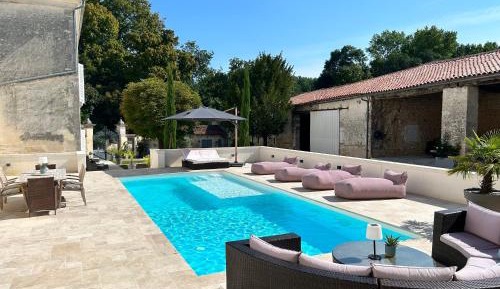 Apartment with Pool View 
