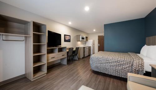 QUEEN SUITE WITH SOFA/DISHWASHER (DISHES/COOKWARE INCLUDED)