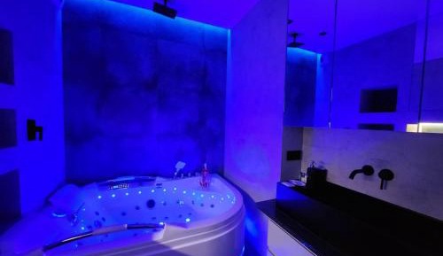 Studio with Spa Bath