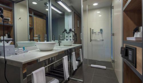 Aloft King Guest Room