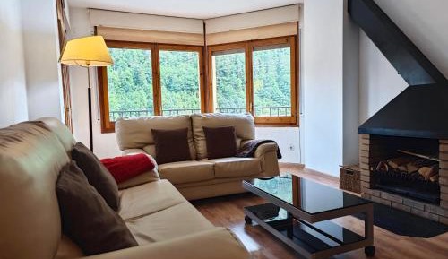 Apartment with Mountain View