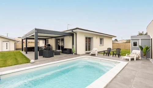 Villa with Garden View