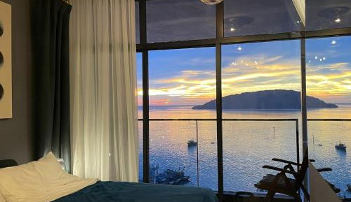 Deluxe One-Bedroom Apartment with Harbor View