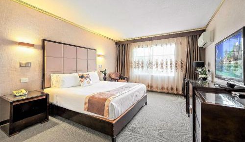 Deluxe Hotel Room with One King Bed