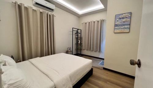 Queen Room with Shared Bathroom