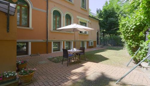Apartment with Garden View